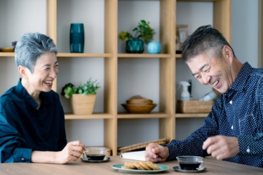 CLUB Panasonicのメインビジュアル。食卓を囲む笑顔の高齢者夫婦。