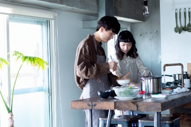 CLUB Panasonicのメインビジュアル。一緒に料理をする若い夫婦。